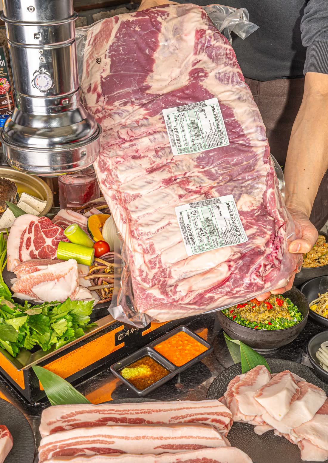 제주특별집 홍대점 제주돼지 생삼겹살 원육 — thick-cut Jeju pork belly, the signature Korean BBQ (サムギョプサル · 烤肉) of Jeju Special House near Hongik Univ. Station, Seoul