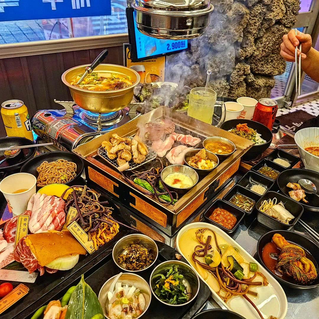 제주특별집 홍대점 대표 한 상 — 숯불 위 제주돼지 구이와 곁들임 메뉴, the signature Korean BBQ table (サムギョプサル · 烤肉) of Jeju Special House near Hongik Univ. Station, Seoul
